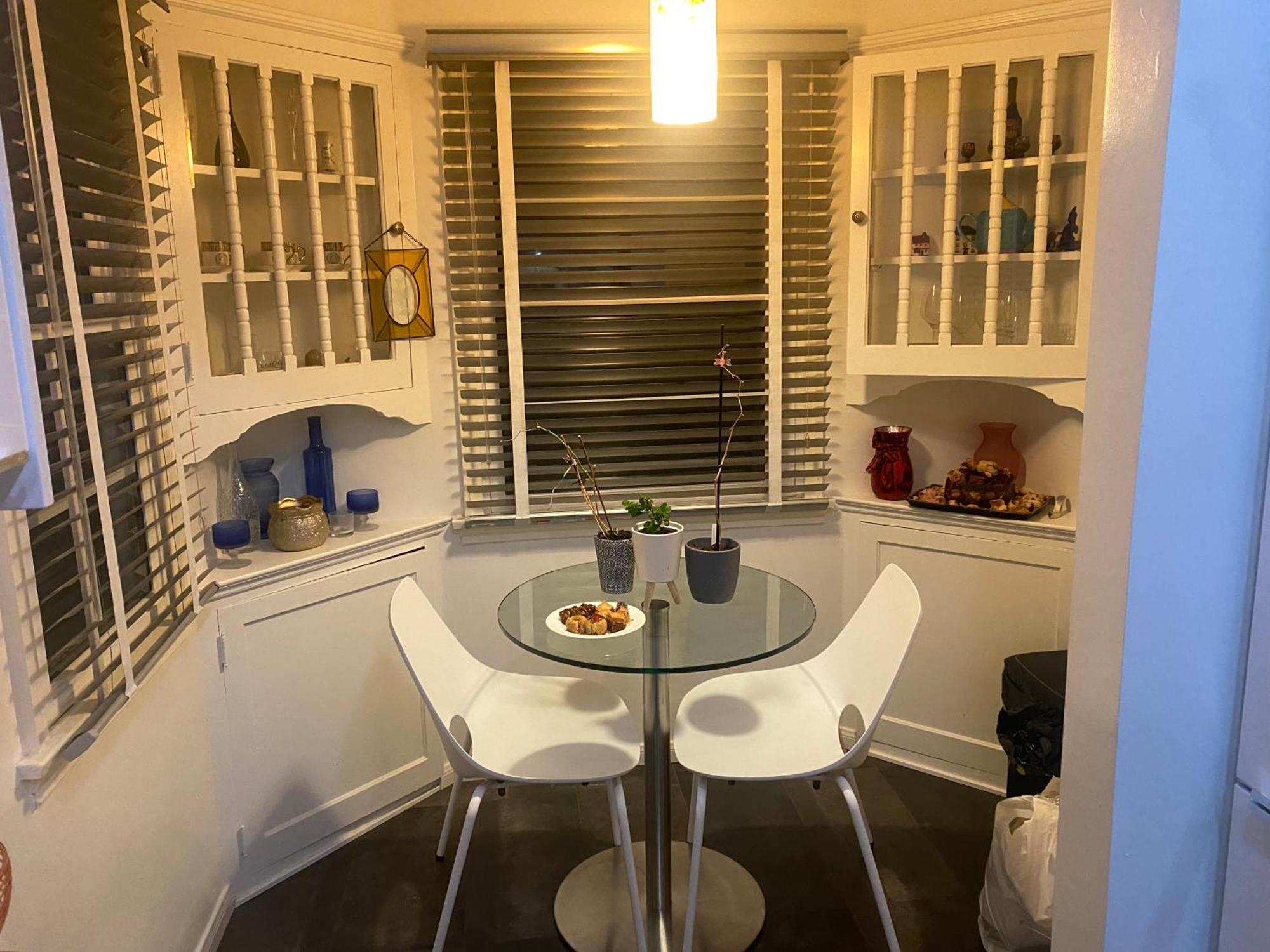 Spanish On Rosewood Avenue, Angeles , Melrose Village Homestay *
