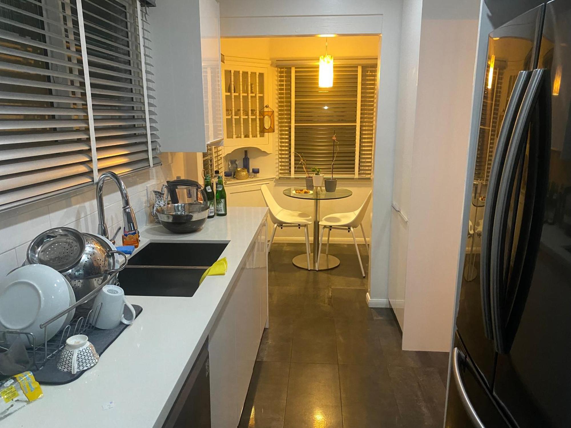 Spanish On Rosewood Avenue, Angeles , Melrose Village Homestay