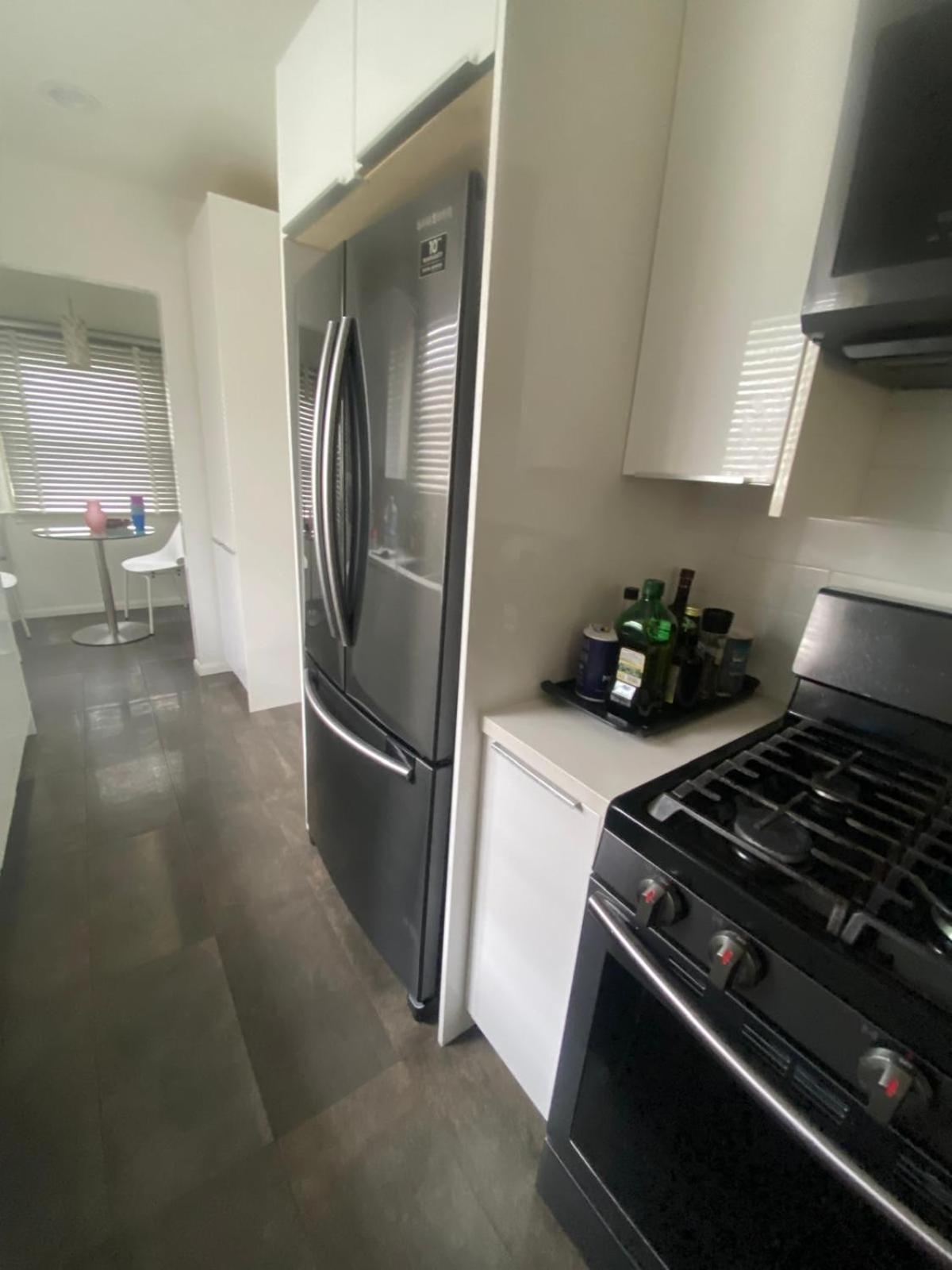 Spanish On Rosewood Avenue, Angeles , Melrose Village Homestay *